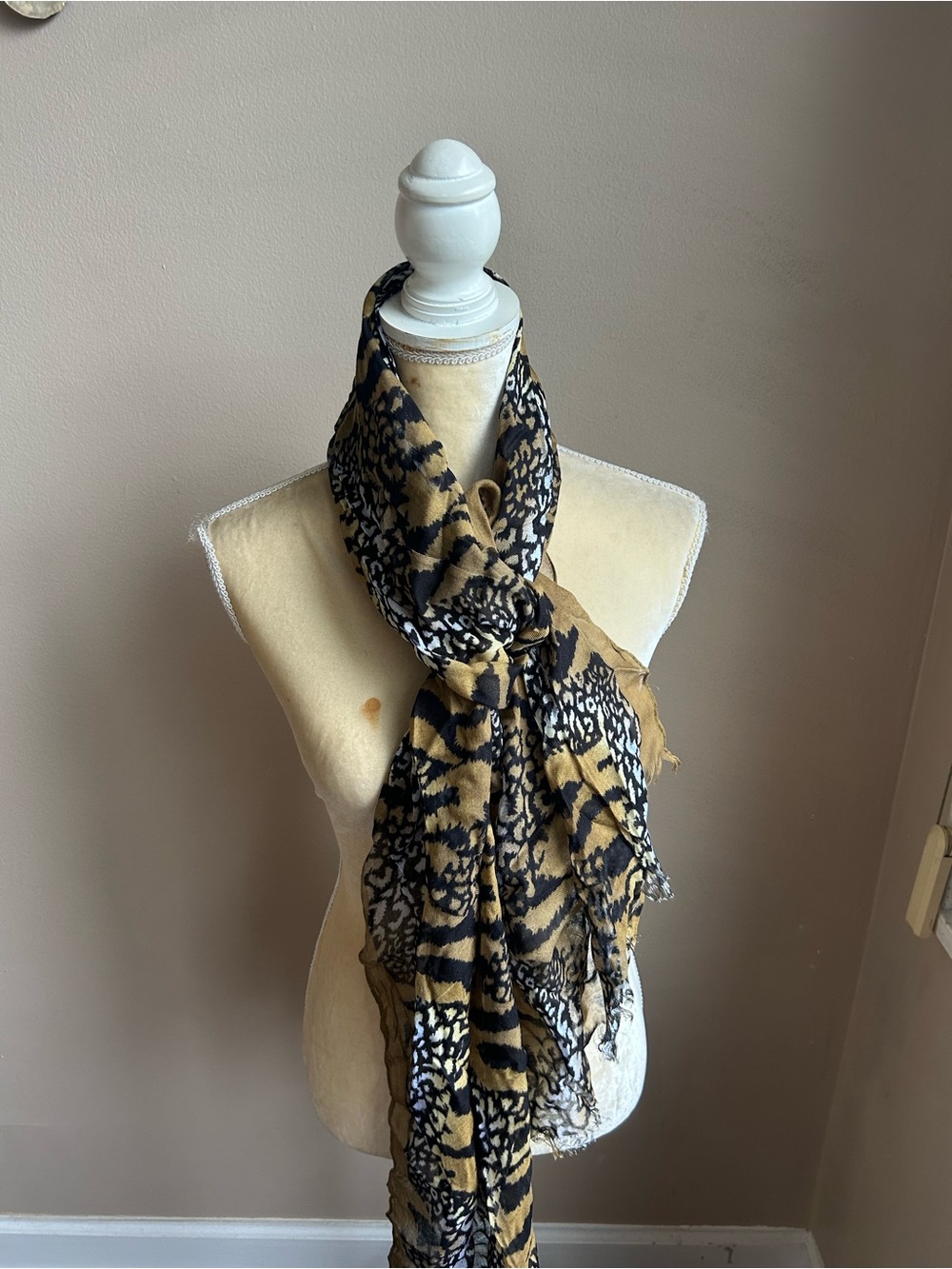 New Women’s Scarf Animal Print Viscose Raw Edged 5000-3102
